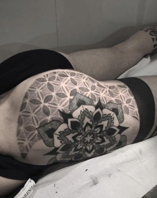  Tatouage mandala sur la fesse et le haut de la cuisse